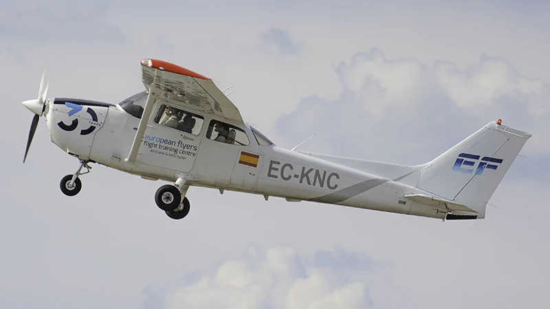 Alumno e instructor durante una clase prctica volando en un Cessna. Foto: European Flyers